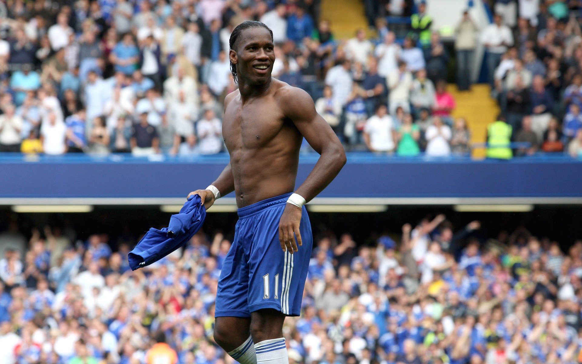 电竞产业蓬勃发展,全球总决赛创收视新高,职业选手年薪破千万