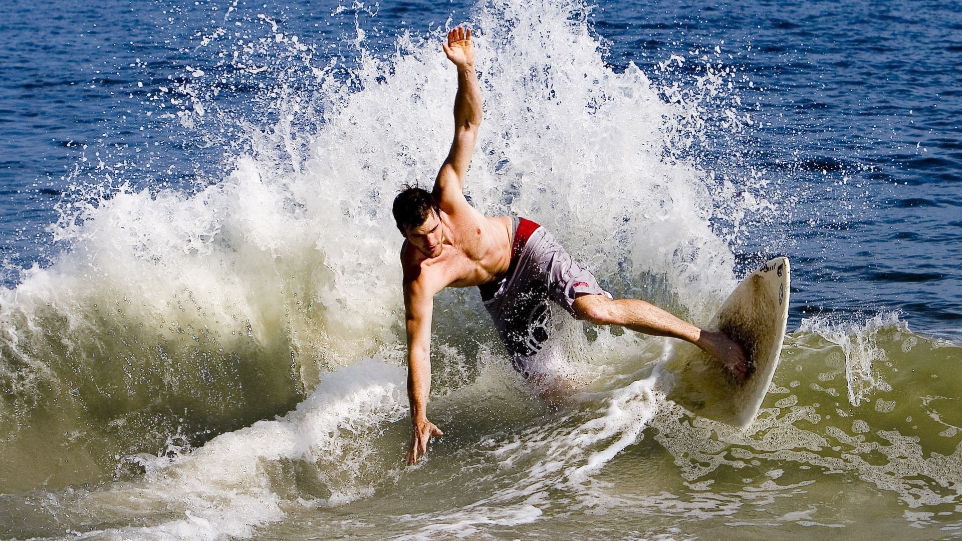 西甲联赛激战正酣,皇马与巴萨上演巅峰对决